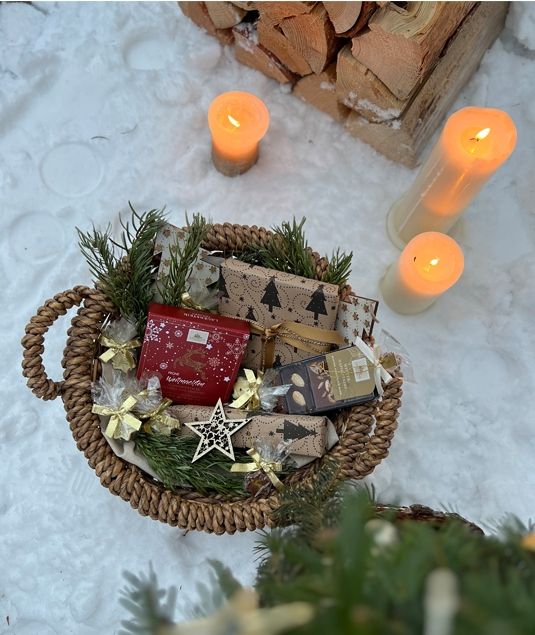 Weihnachtlich dekorierter Tisch mit Pralinen gedeckt